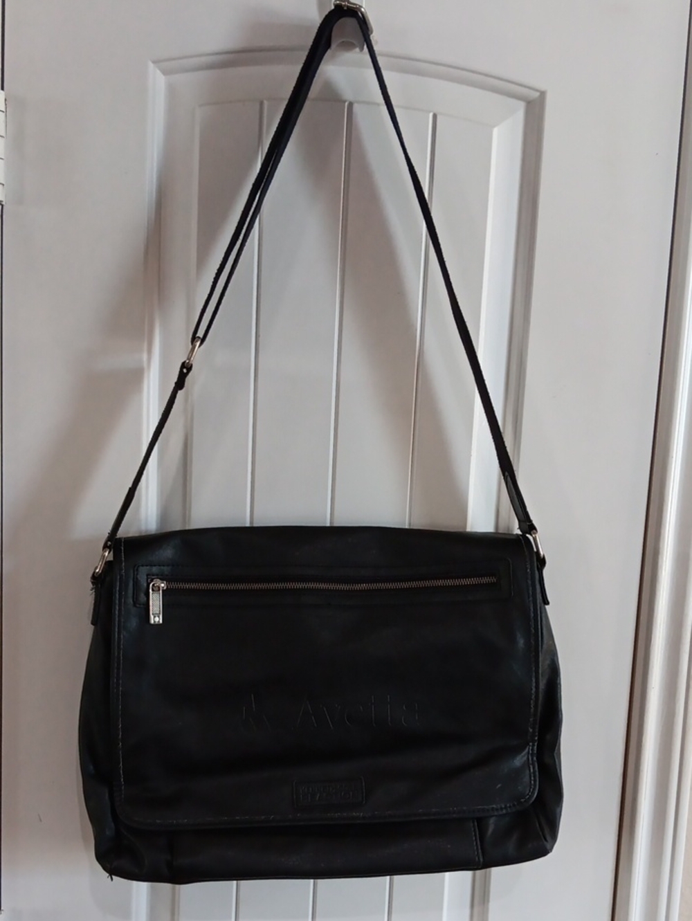 Kenneth Cole Reaction Black Faux Leather Messenger Laptop Bag Model 9950-20BK